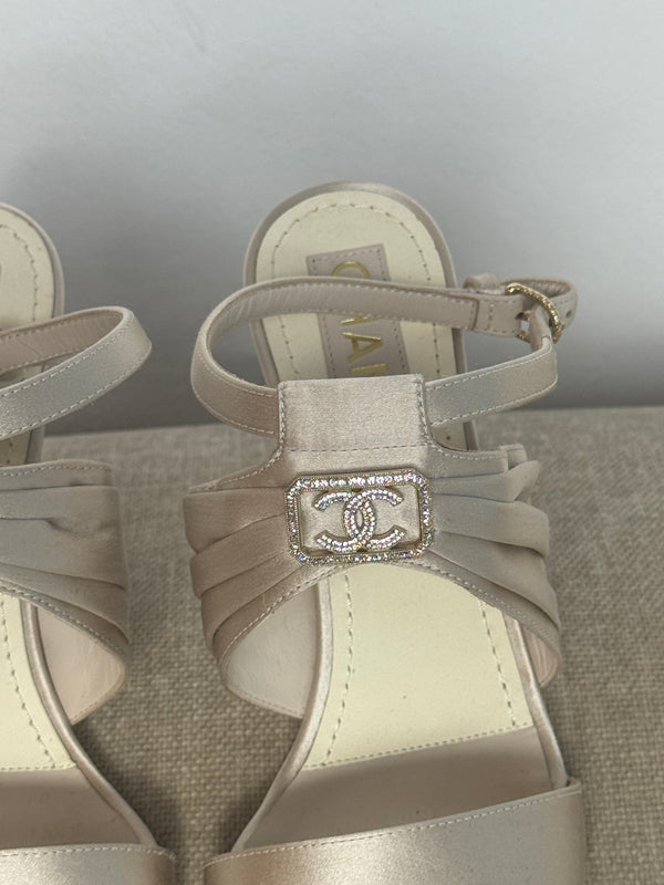 New Chanel 2023 G39654 Grey Logo Strass Heeled Strappy Sandal Satin Heeled Mule Pump Shoes CC coco mark EU 38.5