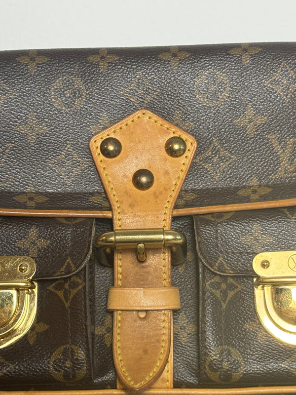 Louis Vuitton Monogram Hudson PM shoulder Bag Vintage Classic Style brown leather handles gold buckles