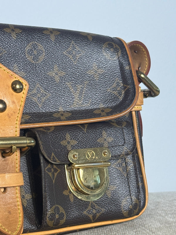 Louis Vuitton Monogram Hudson PM shoulder Bag Vintage Classic Style brown leather handles gold buckles