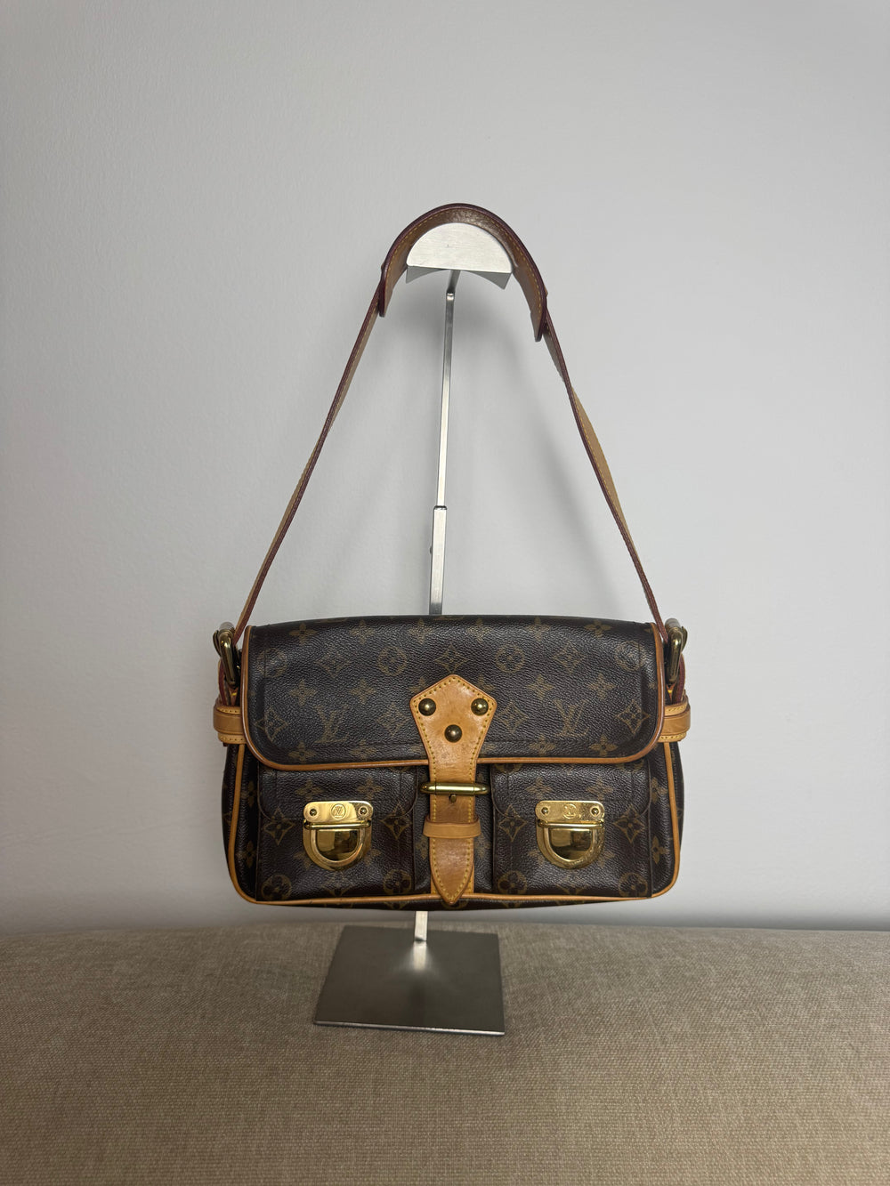Louis Vuitton Monogram Hudson PM shoulder Bag Vintage Classic Style brown leather handles gold buckles
