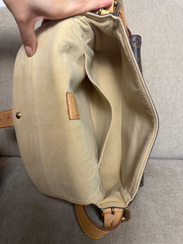 Louis Vuitton Monogram Hudson PM shoulder Bag Vintage Classic Style brown leather handles gold buckles