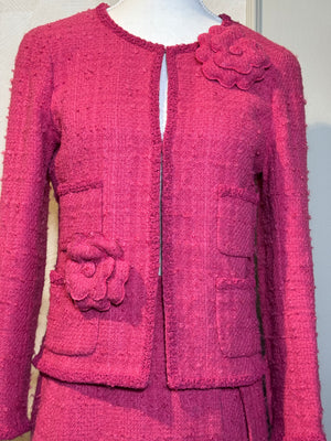 Chanel 2009 09A Karl Lagerfeld Detachable Camellia Floret detail 4 pocket tweed raspberry wool Blazer Jacket Classic design