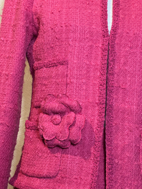Chanel 2009 09A Karl Lagerfeld Detachable Camellia Floret detail 4 pocket tweed raspberry wool Blazer Jacket Classic design