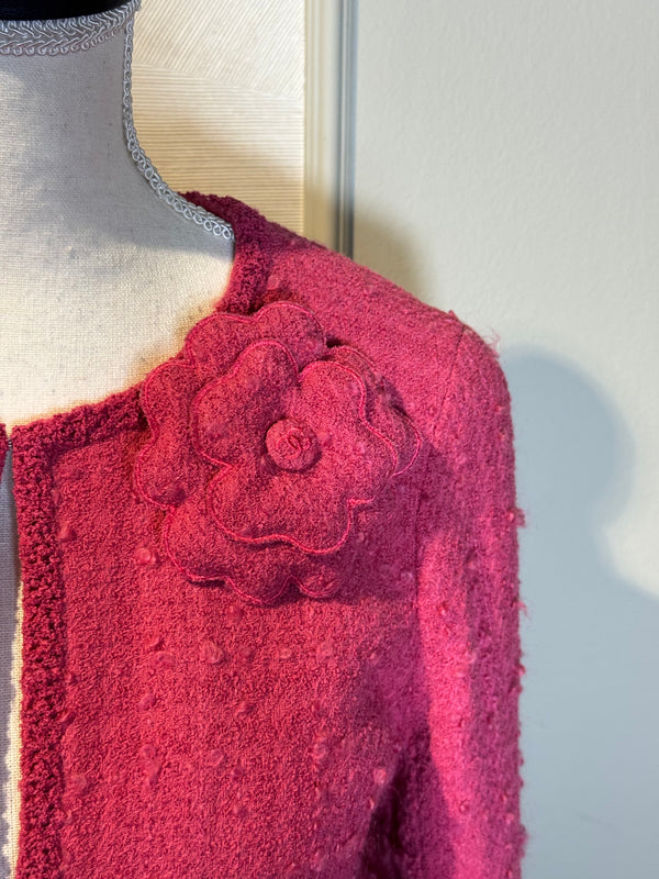 Chanel 2009 09A Karl Lagerfeld Detachable Camellia Floret detail 4 pocket tweed raspberry wool Blazer Jacket Classic design