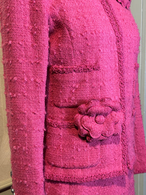 Chanel 2009 09A Karl Lagerfeld Detachable Camellia Floret detail 4 pocket tweed raspberry wool Blazer Jacket Classic design