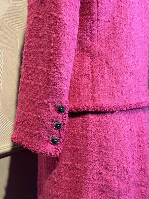 Chanel 2009 09A Karl Lagerfeld Detachable Camellia Floret detail 4 pocket tweed raspberry wool Blazer Jacket Classic design