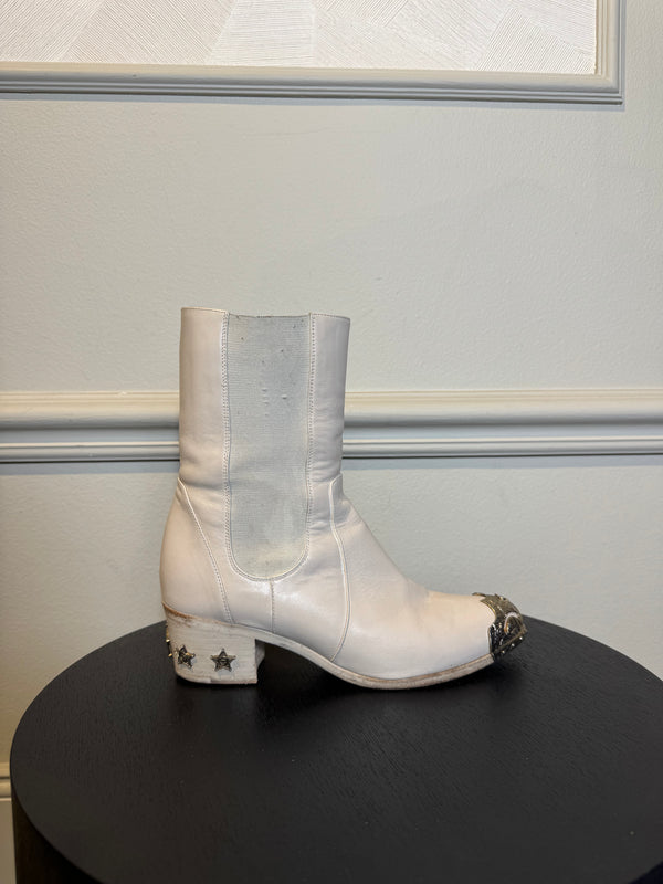 Chanel Karl Lagerfeld 2014 Paris-Dallas BOOTS DE COW-BOY SANTIAGS ETOILE G30046 Cream Gold Heeled Boho Western Cowboy Boot CC coco mark EU 36.5