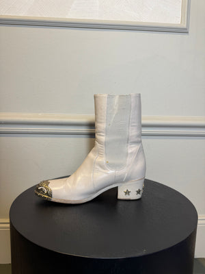 Chanel Karl Lagerfeld 2014 Paris-Dallas BOOTS DE COW-BOY SANTIAGS ETOILE G30046 Cream Gold Heeled Boho Western Cowboy Boot CC coco mark EU 36.5