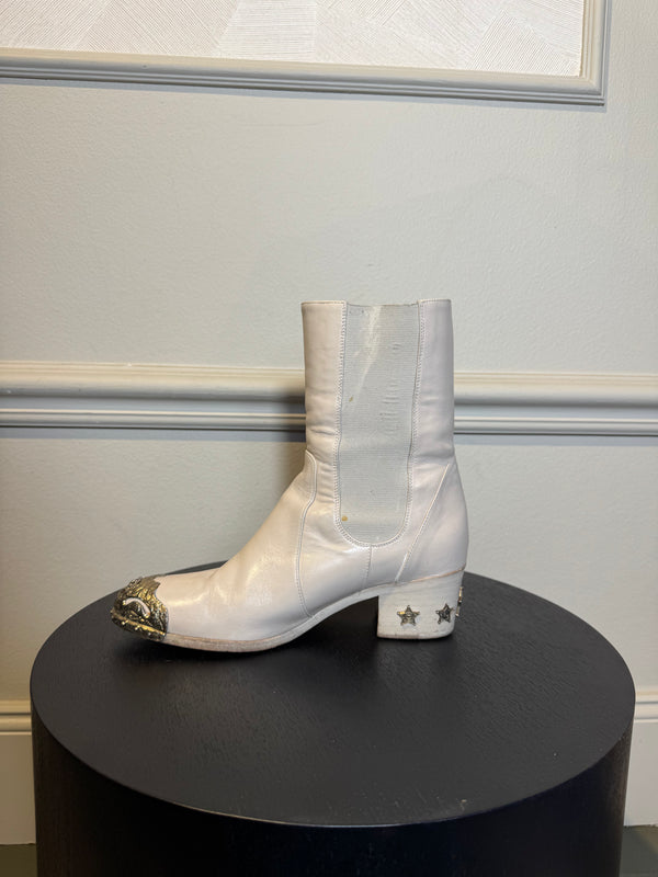 Chanel Karl Lagerfeld 2014 Paris-Dallas BOOTS DE COW-BOY SANTIAGS ETOILE G30046 Cream Gold Heeled Boho Western Cowboy Boot CC coco mark EU 36.5