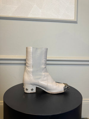 Chanel Karl Lagerfeld 2014 Paris-Dallas BOOTS DE COW-BOY SANTIAGS ETOILE G30046 Cream Gold Heeled Boho Western Cowboy Boot CC coco mark EU 36.5
