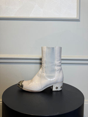 Chanel Karl Lagerfeld 2014 Paris-Dallas BOOTS DE COW-BOY SANTIAGS ETOILE G30046 Cream Gold Heeled Boho Western Cowboy Boot CC coco mark EU 36.5