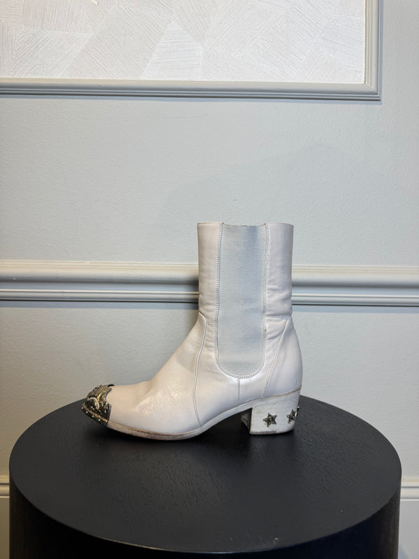 Chanel Karl Lagerfeld 2014 Paris-Dallas BOOTS DE COW-BOY SANTIAGS ETOILE G30046 Cream Gold Heeled Boho Western Cowboy Boot CC coco mark EU 36.5