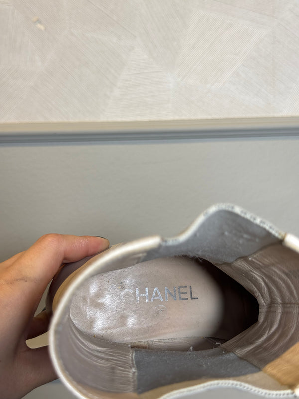 Chanel Karl Lagerfeld 2014 Paris-Dallas BOOTS DE COW-BOY SANTIAGS ETOILE G30046 Cream Gold Heeled Boho Western Cowboy Boot CC coco mark EU 36.5