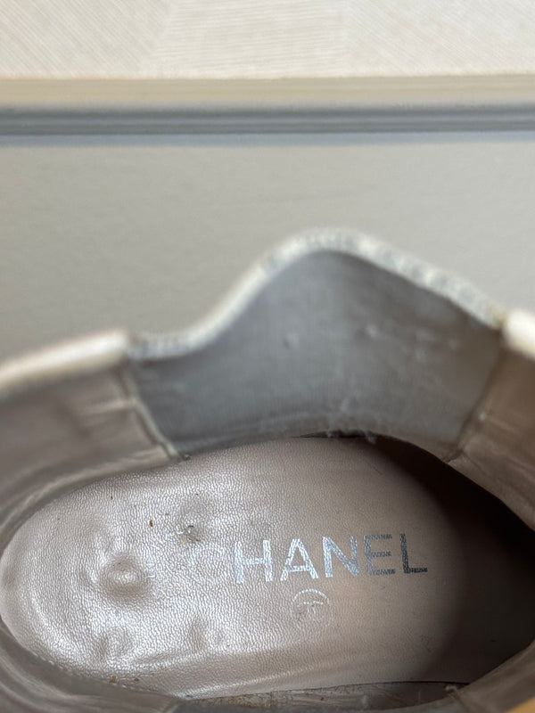 Chanel Karl Lagerfeld 2014 Paris-Dallas BOOTS DE COW-BOY SANTIAGS ETOILE G30046 Cream Gold Heeled Boho Western Cowboy Boot CC coco mark EU 36.5