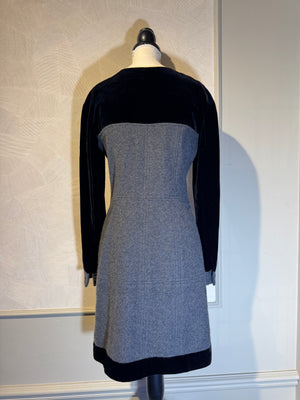 Chanel 2013 Coco Mark Knit Dress cashmere black grey CC details FR 38 M Long Sleeve Fit Flare Classic design chic pocket zipper