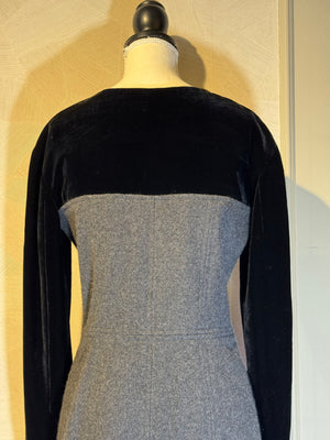 Chanel 2013 Coco Mark Knit Dress cashmere black grey CC details FR 38 M Long Sleeve Fit Flare Classic design chic pocket zipper
