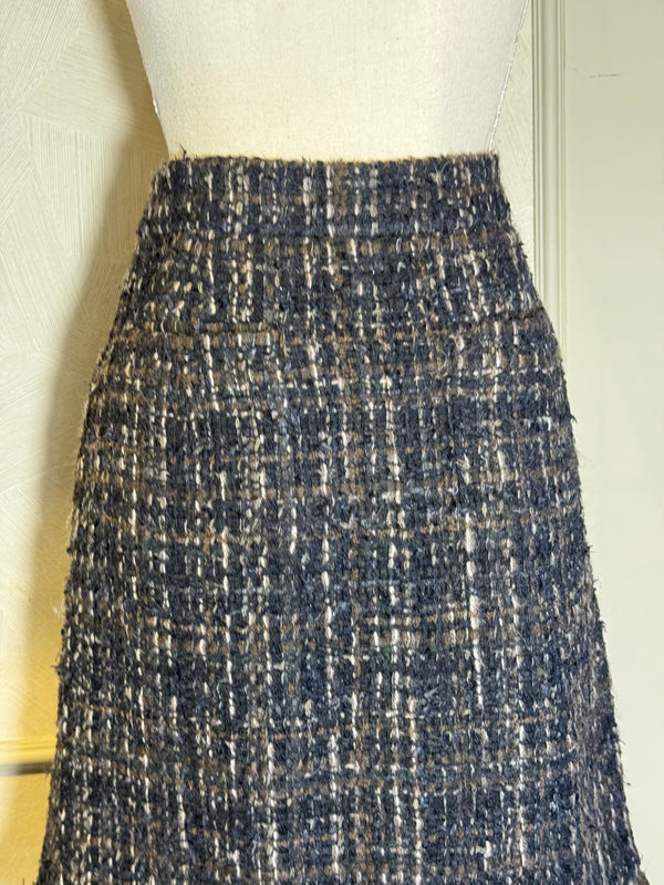 Chanel Droite A Boutons Tweed Brown Pencil Skirt Button Detailing FR 38 / M Classic Design CC button Work formal dress skirt distressed hem