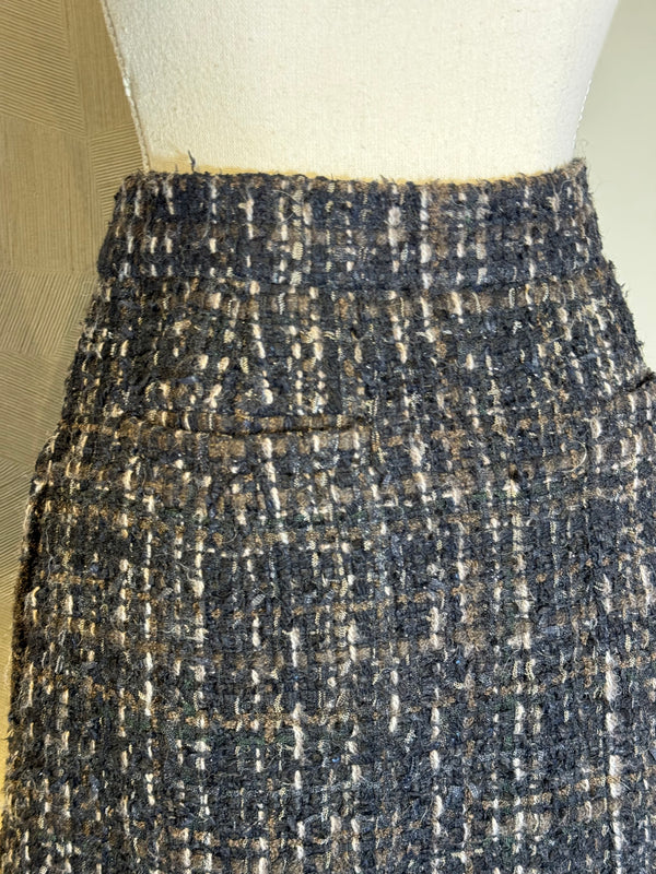 Chanel Droite A Boutons Tweed Brown Pencil Skirt Button Detailing FR 38 / M Classic Design CC button Work formal dress skirt distressed hem