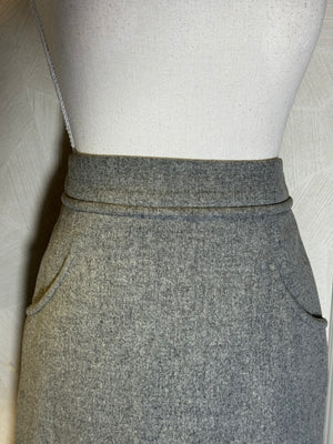 Chanel Grey Marl Pencil Skirt Button Detailing FR 34 /XS Classic Design CC button Work formal skirt CC closure detailing high waisted pleat detail