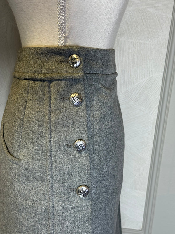 Chanel Grey Marl Pencil Skirt Button Detailing FR 34 /XS Classic Design CC button Work formal skirt CC closure detailing high waisted pleat detail