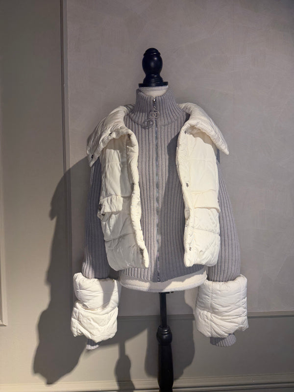 Chanel Karl Lagerfeld Era F/W 2000 White & Grey Ski Winter Jacket Silver-tone CC Logo Quilted Puffer Jacket Layered Y2K BNWT