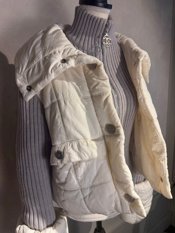 Chanel Karl Lagerfeld Era F/W 2000 White & Grey Ski Winter Jacket Silver-tone CC Logo Quilted Puffer Jacket Layered Y2K BNWT