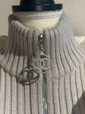 Chanel Karl Lagerfeld Era F/W 2000 White & Grey Ski Winter Jacket Silver-tone CC Logo Quilted Puffer Jacket Layered Y2K BNWT