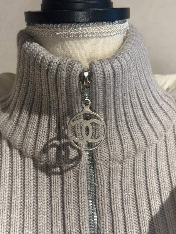 Chanel Karl Lagerfeld Era F/W 2000 White & Grey Ski Winter Jacket Silver-tone CC Logo Quilted Puffer Jacket Layered Y2K BNWT