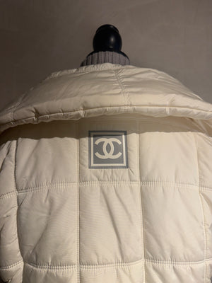Chanel Karl Lagerfeld Era F/W 2000 White & Grey Ski Winter Jacket Silver-tone CC Logo Quilted Puffer Jacket Layered Y2K BNWT