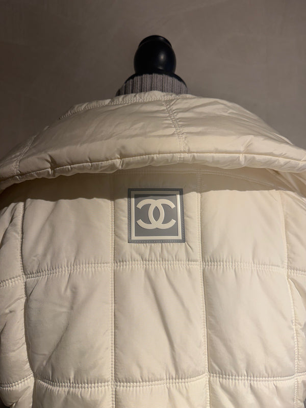 Chanel Karl Lagerfeld Era F/W 2000 White & Grey Ski Winter Jacket Silver-tone CC Logo Quilted Puffer Jacket Layered Y2K BNWT