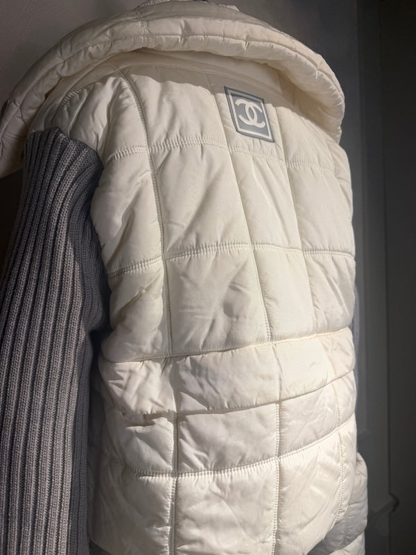 Chanel Karl Lagerfeld Era F/W 2000 White & Grey Ski Winter Jacket Silver-tone CC Logo Quilted Puffer Jacket Layered Y2K BNWT