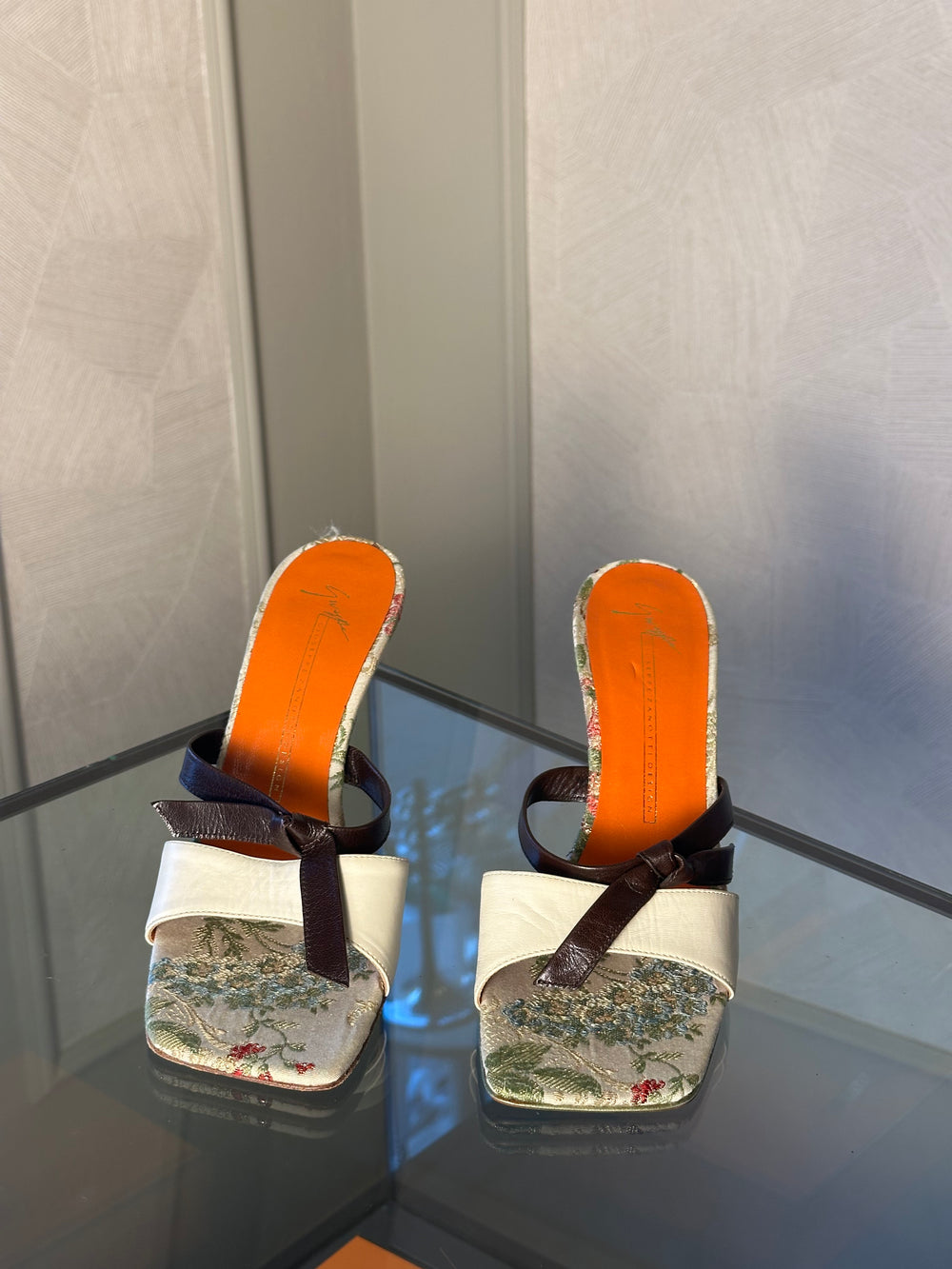 Giuseppe Zanotti decorative feminine kitten heels brown white leather toe strap floral