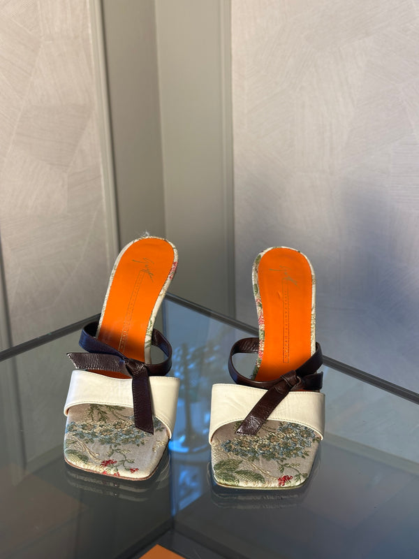 Giuseppe Zanotti decorative feminine kitten heels brown white leather toe strap floral