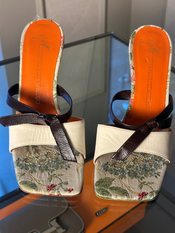 Giuseppe Zanotti decorative feminine kitten heels brown white leather toe strap floral