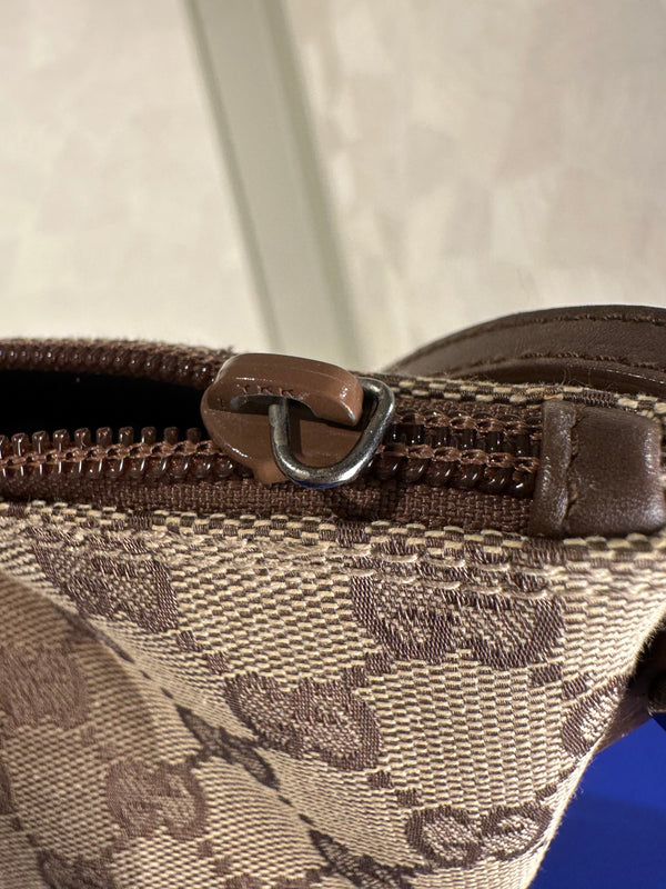 Gucci Boat Pochette GG Monogram Canvas Shoulder bag pochette Gucci logo zip closure chic 90s