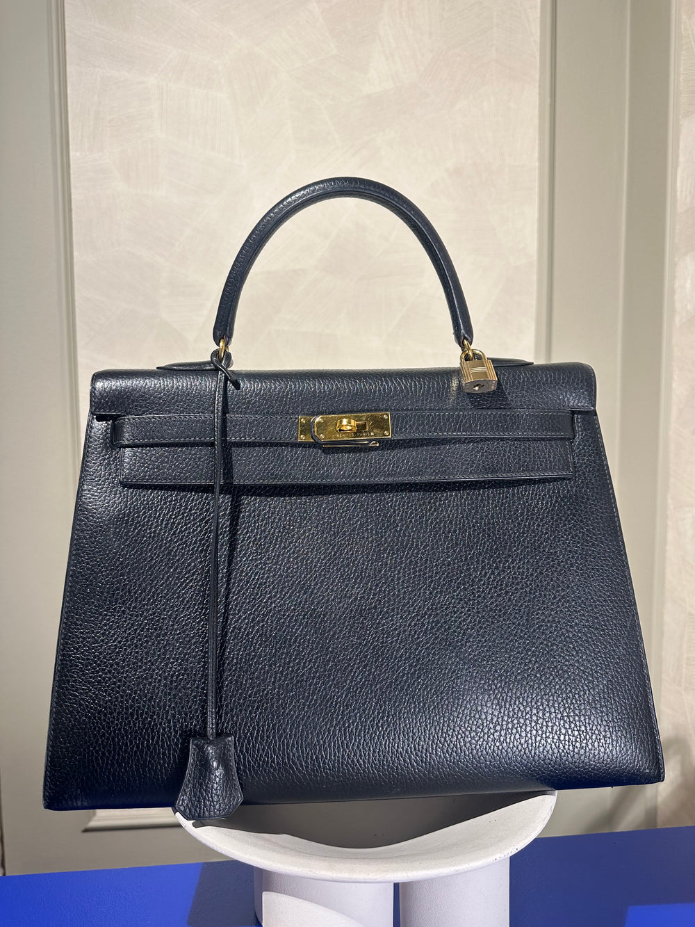 Hermès Kelly 32 Handbag Black Top Handle Vintage Clochette Lock Black leather Gold Hardware Very Good Condition Iconic