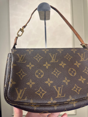 Louis Vuitton Vintage Pochette Accessoires Shoulder Bag Leather Monogram Iconic Classic LV Brown