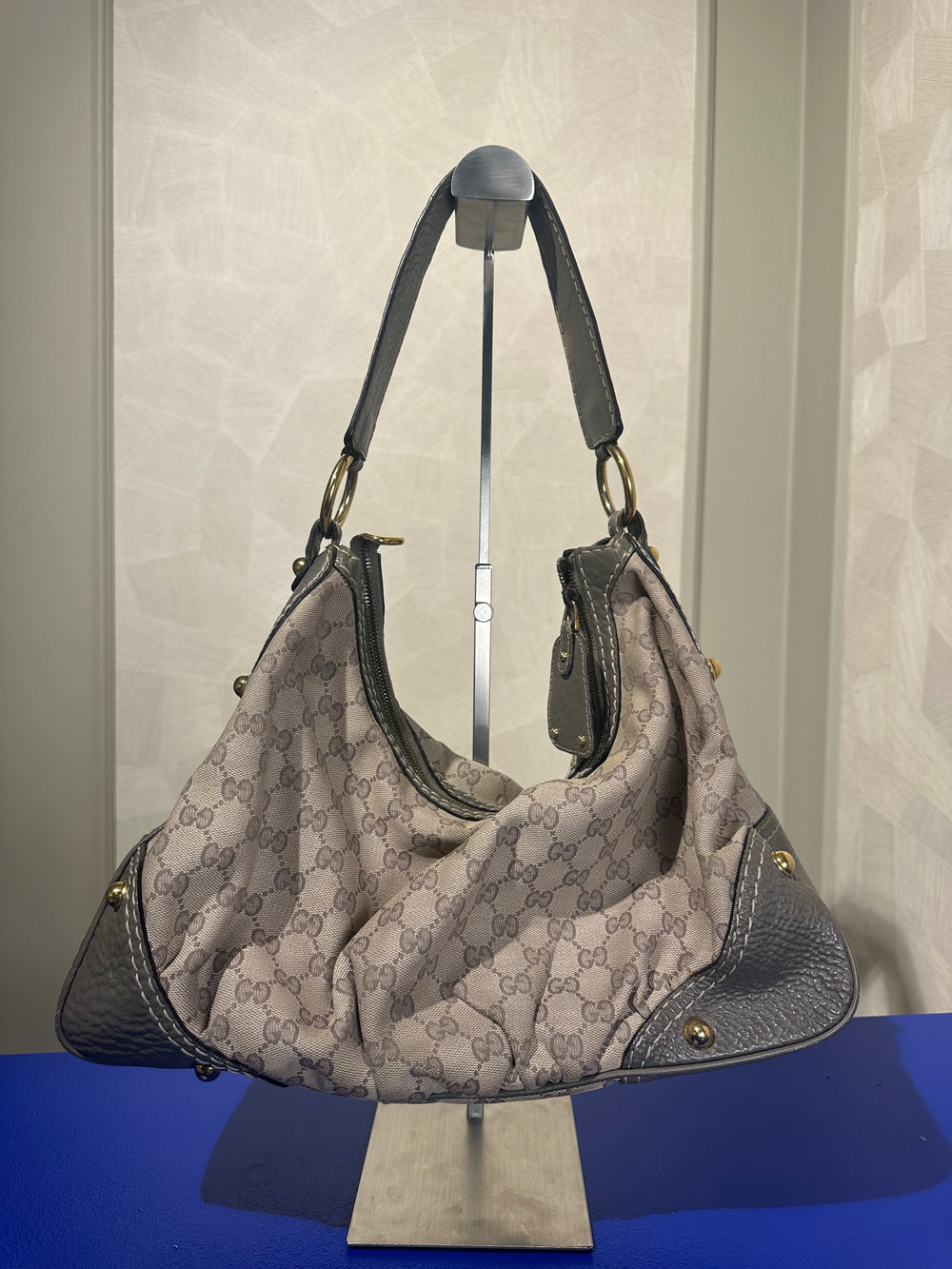 Gucci Jockey Medium Hobo Beige Leather Canvas Shoulder Bag buckle detail monochrome vintage Buckle clasp detail chic 2000s