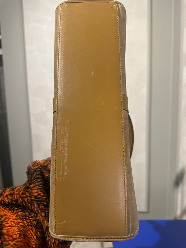 Gucci Jackie Beige Suede Shoulder Bag buckle detail monochrome vintage suede leather clasp detail chic 90s
