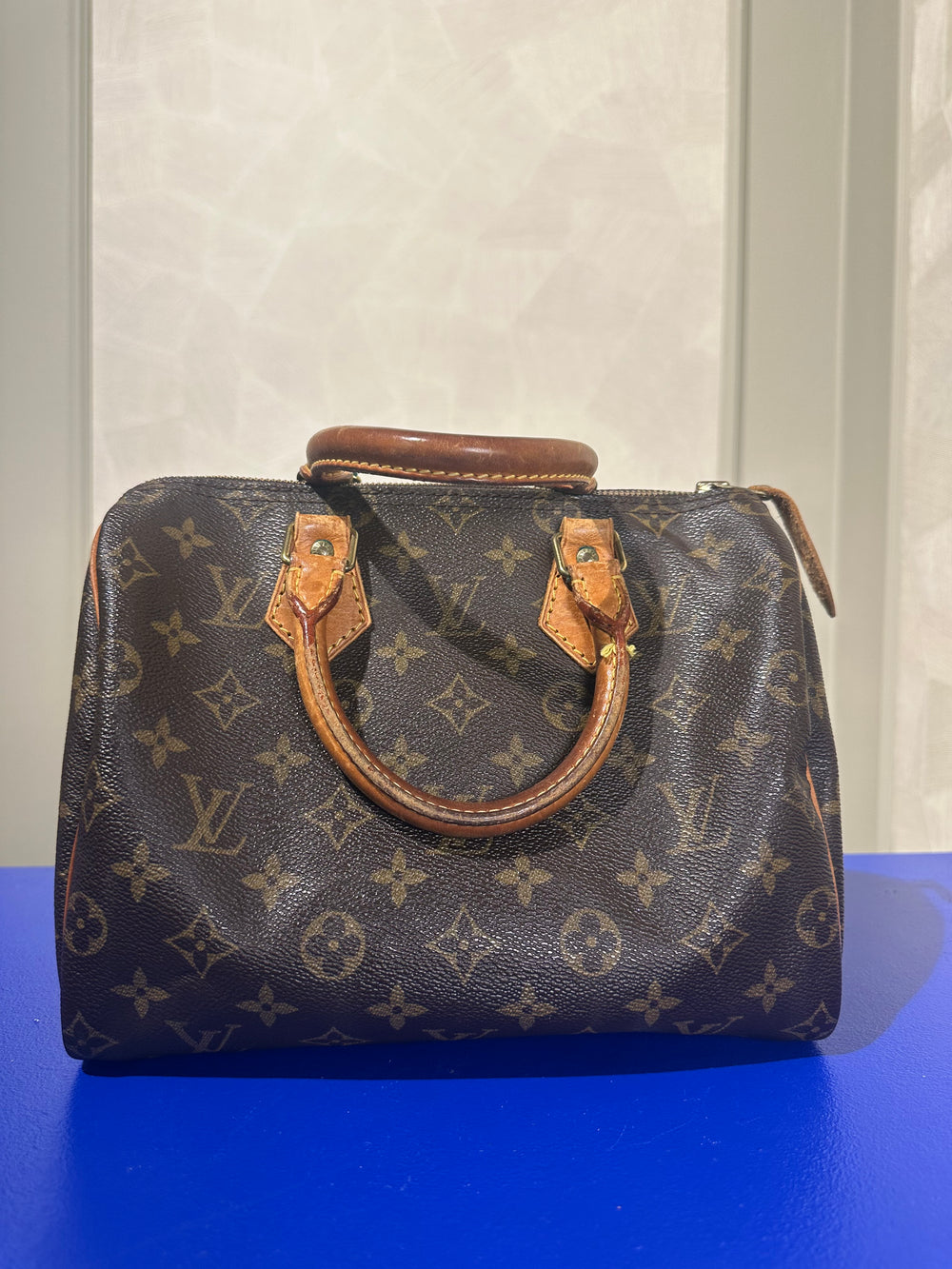 Louis Vuitton Speedy 25 Bag Vintage Monogram Classic Style Chic bowler bag brown leather handles good condition
