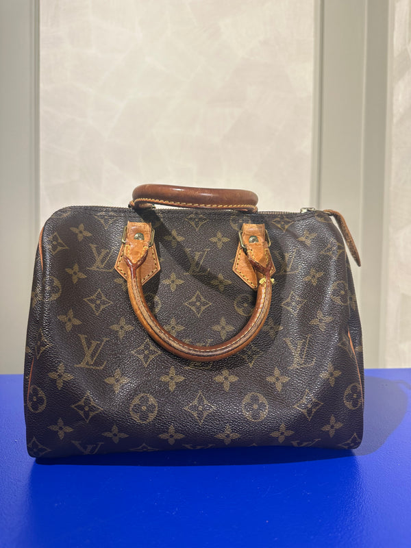 Louis Vuitton Speedy 25 Bag Vintage Monogram Classic Style Chic bowler bag brown leather handles good condition