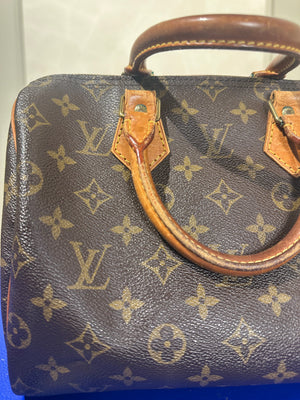 Louis Vuitton Speedy 25 Bag Vintage Monogram Classic Style Chic bowler bag brown leather handles good condition