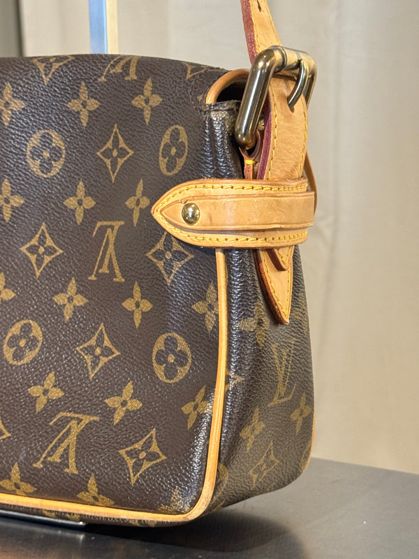 Louis Vuitton Vintage Monogram Canvas Hudson Bag Brown Leather Trim Gold Tone Hardware