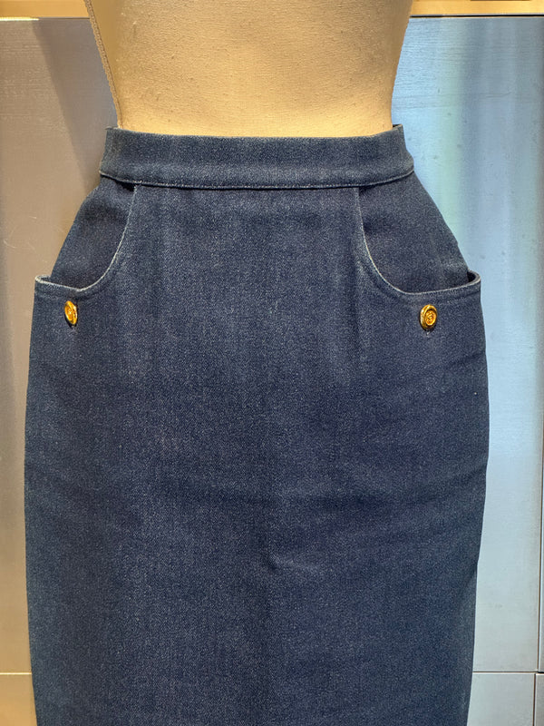 Chanel Boutique Vintage Dark Blue Stretch Denim High-Waisted Pencil Skirt with Gold CC Buttons 1990s