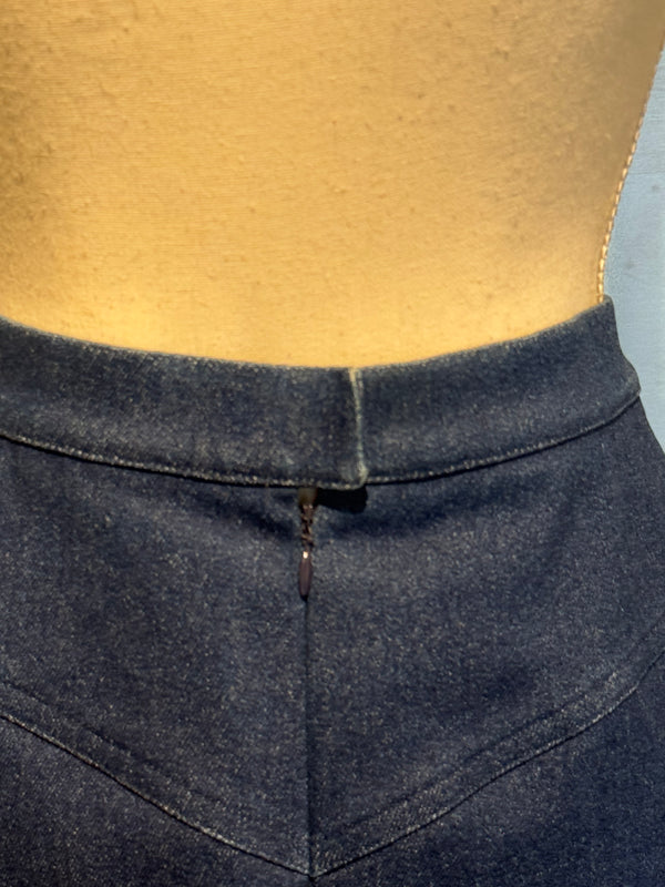 Chanel Boutique Vintage Dark Blue Stretch Denim High-Waisted Pencil Skirt with Gold CC Buttons 1990s