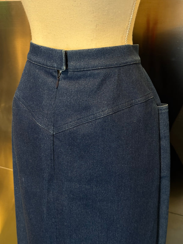 Chanel Boutique Vintage Dark Blue Stretch Denim High-Waisted Pencil Skirt with Gold CC Buttons 1990s
