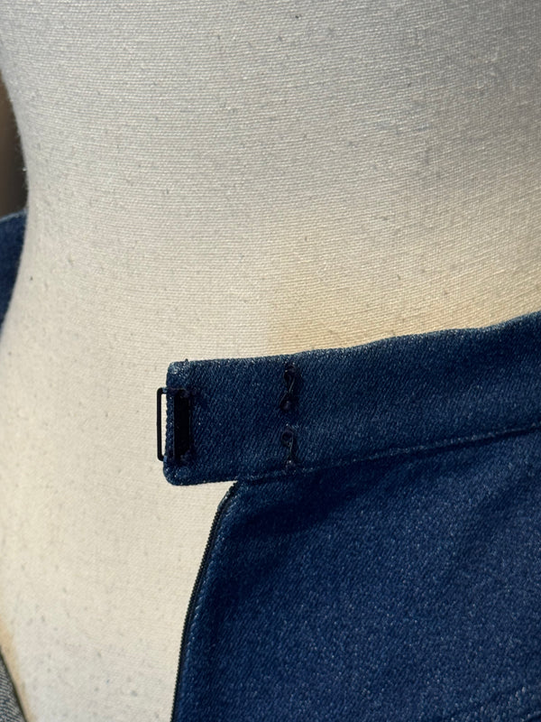 Chanel Boutique Vintage Dark Blue Stretch Denim High-Waisted Pencil Skirt with Gold CC Buttons 1990s