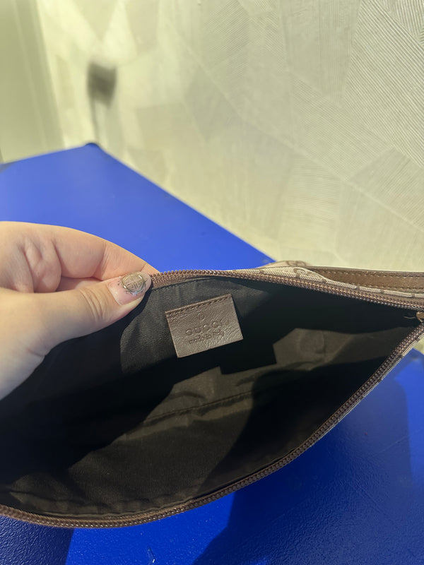 Gucci Boat Pochette GG Monogram Canvas Shoulder bag pochette Gucci logo zip closure chic 90s Pink Brown Very Good Condition