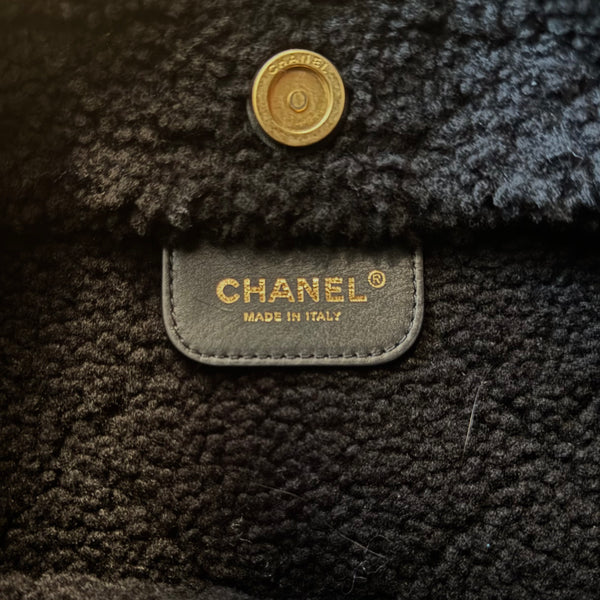 Chanel 2023 Shearling Trim Quilted Small 22 Lambskin Hobo Bag Black Gold Leather CC Coco Mark Chain Strap
