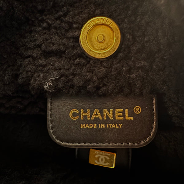 Chanel 2023 Shearling Trim Quilted Small 22 Lambskin Hobo Bag Black Gold Leather CC Coco Mark Chain Strap
